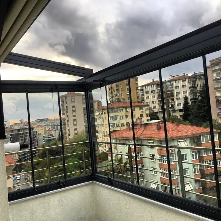 Kaynarca Bölgesinde Cam Balkon
